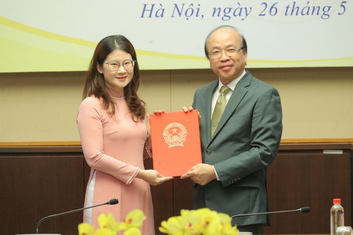 Chủ nhiệm Ủy ban Pháp luật và Tư pháp Phan Chí Hiếu trao Quyết định bổ nhiệm Phó Vụ trưởng Vụ Pháp luật và Tư pháp cho bà Chu Hoàng Hải Quỳnh
