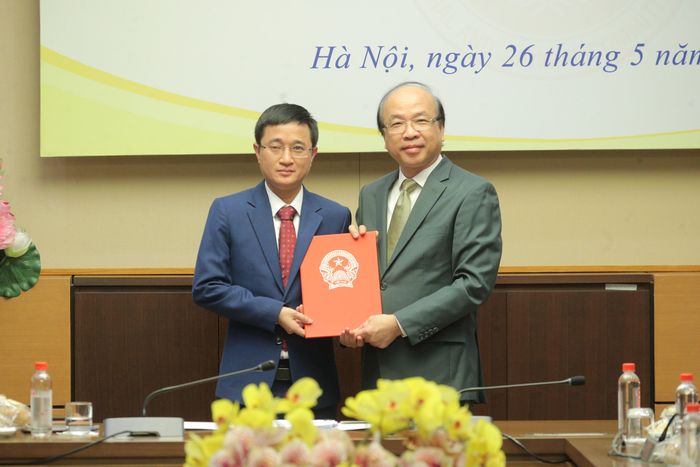 Chủ nhiệm Ủy ban Pháp luật và Tư pháp Phan Chí Hiếu trao Quyết định bổ nhiệm Phó Vụ trưởng Vụ Pháp luật và Tư pháp cho ông Đào Quyết Thắng