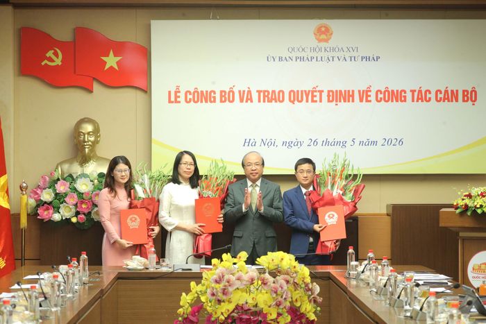 Chủ nhiệm Ủy ban Pháp luật và Tư pháp Phan Chí Hiếu tặng hoa chúc mừng các đồng chí được bổ nhiệm