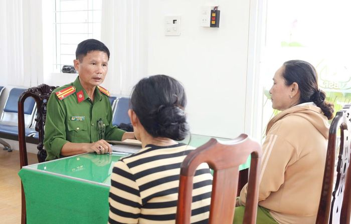 Trung tá Nguyễn Hồng Vinh, Trưởng Công an phường Đại Thành hướng dẫn người dân sử dụng vốn vay.