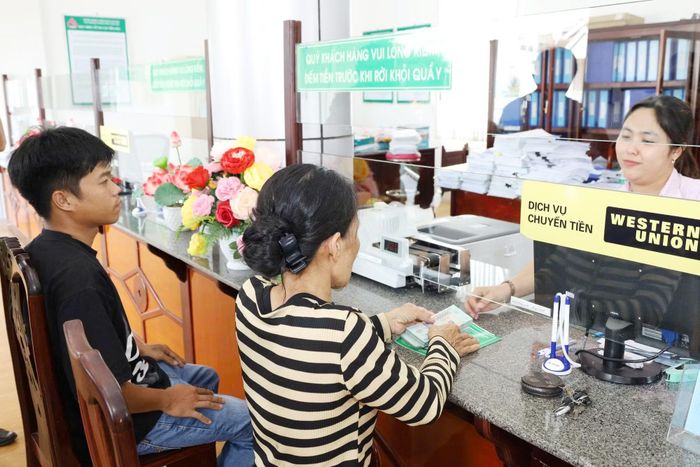 Phòng giao dịch Ngân hàng Chính sách xã hội Ngã Bảy giải ngân vốn vay theo Quyết định 08 của Thủ tướng Chính phủ.