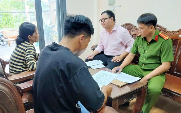 Công an phường Đại Thành và Ngân hàng Chính sách xã hội tư vấn, hướng dẫn vay vốn cho người sau cai nghiện theo Quyết định 08 của Thủ tướng Chính phủ.