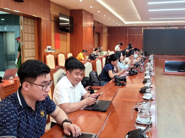  Đông đảo phóng viên dự họp báo. 