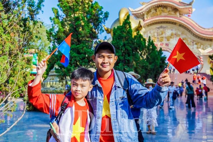 Nhân dân là người đầu tiên thụ hưởng thành quả của sự phát triển bền vững của Thành phố; lấy sự hài lòng, cuộc sống ấm no và hạnh phúc của Nhân dân là thước đo hiệu quả lãnh đạo.