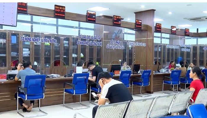 Người dân thực hiện thủ tục hành chính tại Trung tâm Phục vụ Hành chính công tỉnh Lào Cai. Ảnh ST