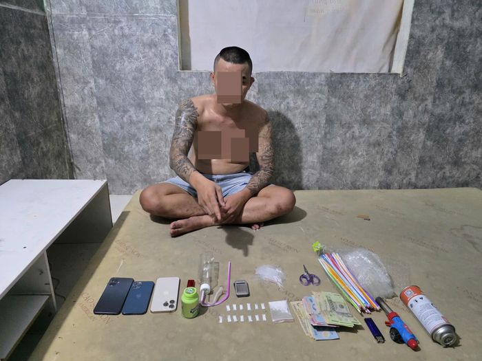 Đối tượng M.N.P cùng tang vật. Ảnh: Công an TP Đà Nẵng