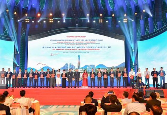 Lãnh đạo tỉnh An Giang trao biên bản ghi nhớ hợp tác nghiên cứu, khảo sát, đầu tư