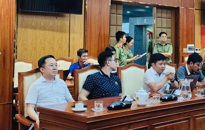 Ông Từ Lương, Giám đốc Trung tâm Truyền hình Việt Nam tại TPHCM cùng đại biểu tham dự họp báo