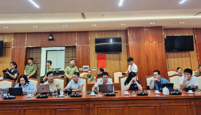 Phóng viên các cơ quan thông tấn, báo chí tham dự họp báo