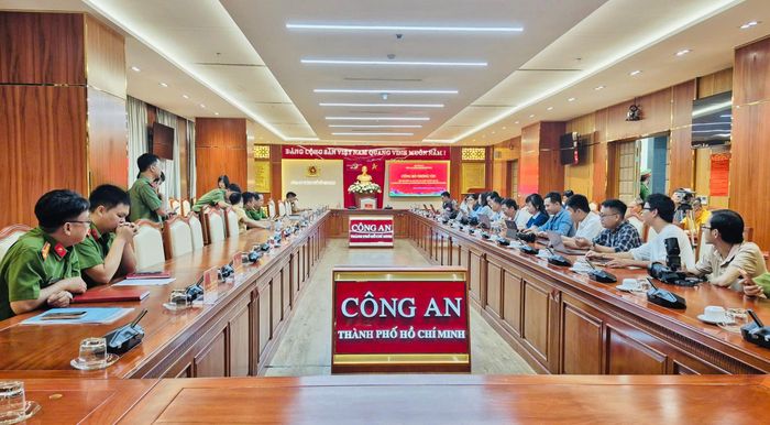 Đông đảo phóng viên đến dự buổi họp báo thông tin kết quả điều tra về vụ án