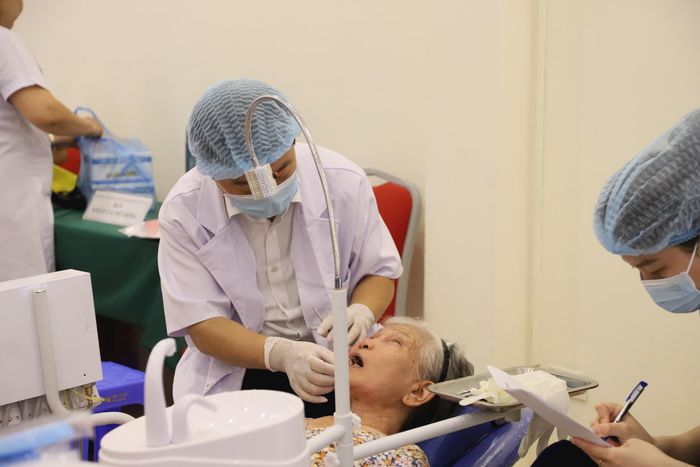 Người cao tuổi được khám tổng quát và tư vấn sức khỏe miễn phí tại chương trình. Ảnh: PV