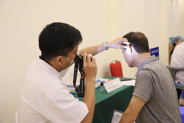 Trạm Y tế phường phối hợp cùng Bệnh viện Đa khoa Xanh Pôn, Bệnh viện Tim Hà Nội thăm khám cho người cao tuổi trên địa bàn. Ảnh: PV