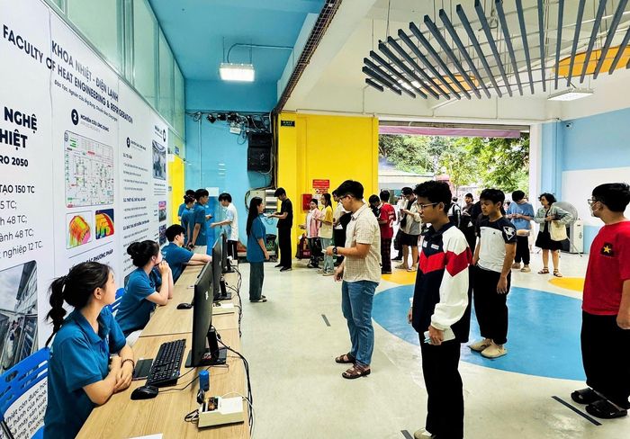 Thí sinh dự thi TSA đợt 3. Ảnh: HUST