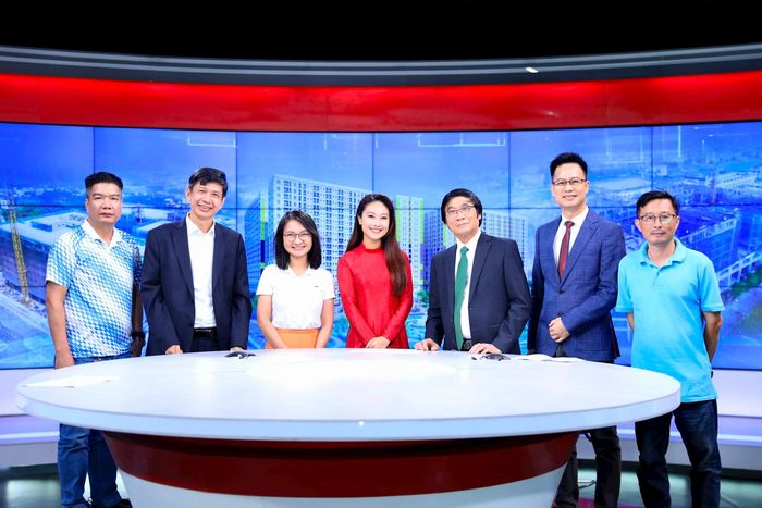 Các khách mời và ekip thực hiện Chương trình. Ảnh: Quang Thái