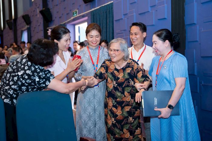 GS.TSKH.NGND Hoàng Xuân Sính xuất hiện tại buổi giao lưu cùng đoàn làm phim tại Trường Đại học Thăng Long. Ảnh: PV