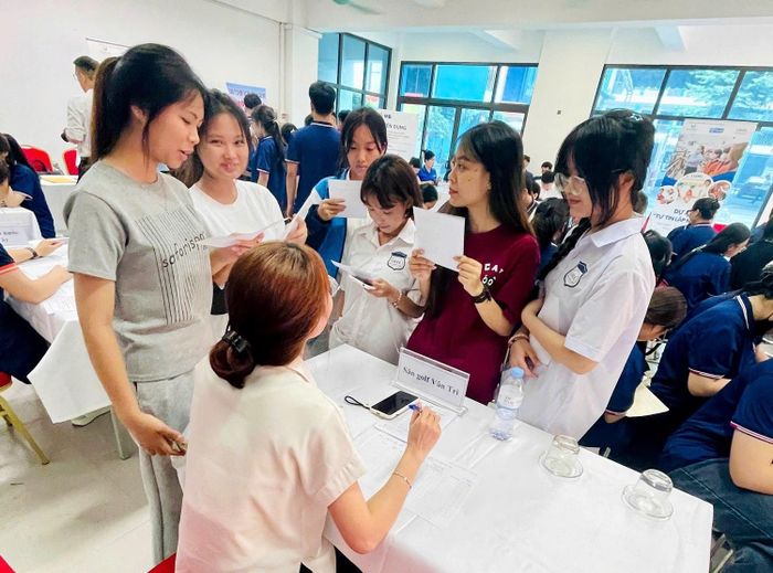 Các học viên dự án Tự tin lập nghiệp tìm hiểu thông tin việc làm và ứng tuyển phỏng vấn tại ngày hội. Ảnh: Nguyễn Giang