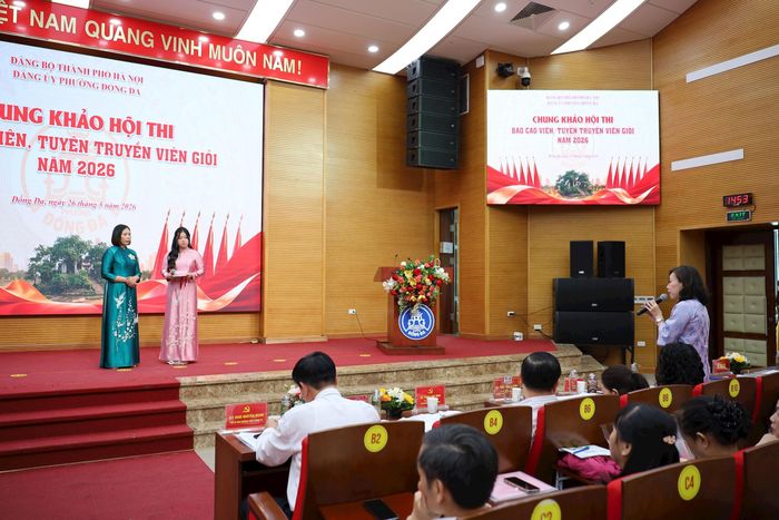 Thí sinh trong phần thi trả lời câu hỏi của Ban Giám khảo. Ảnh: Thanh Hòa