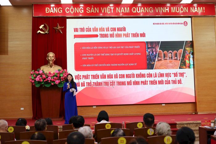Thí sinh Mai Anh trình bày phần thi thuyết trình. Ảnh: Thanh Hòa