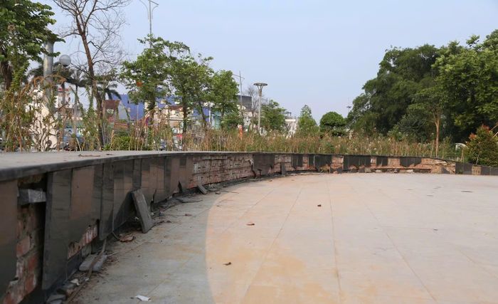 Nhiều tấm đá ốp tại khu vực vườn hoa nghệ thuật của phố đi bộ bị bong tróc, nứt vỡ.
