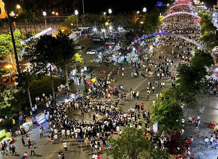 Phố đi bộ tại trung tâm TP Vinh (cũ) khai trương chính thức vào tháng 5/2023 với kỳ vọng trở thành điểm nhấn cảnh quan, thúc đẩy kinh tế đêm. (Ảnh: QA)