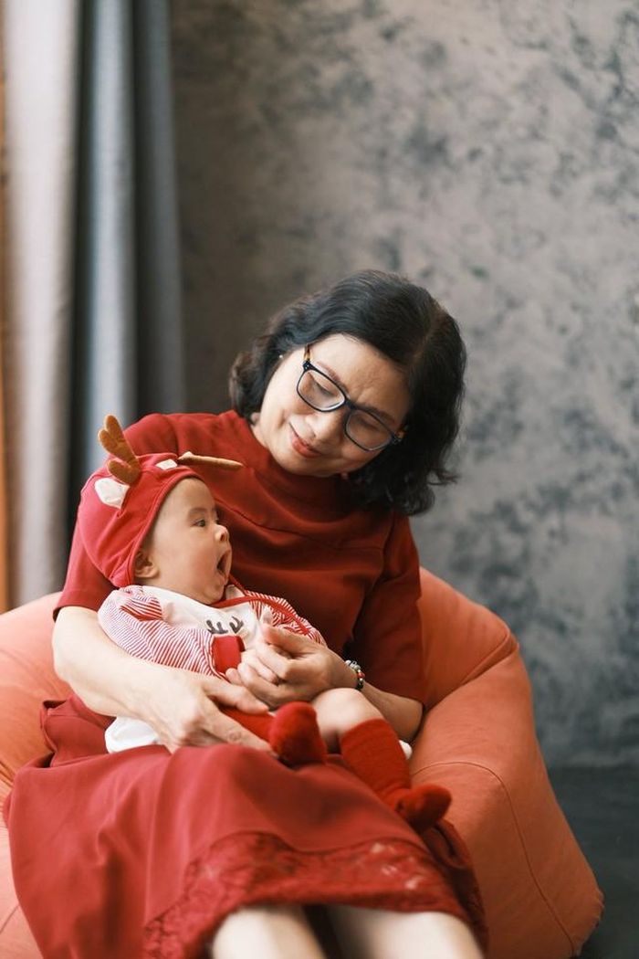 Sinh ra và lớn lên trong một gia đình Hà Nội truyền thống, Hoa hậu Ngọc Hân từ nhỏ đã được mẹ định hướng lối sống kỷ luật, chỉn chu. Chính môi trường gia đình nền nếp ấy đã góp phần tạo nên hình ảnh một hoa hậu thanh lịch, kín tiếng và gần như không vướng scandal suốt nhiều năm hoạt động nghệ thuật. Theo chia sẻ của Ngọc Hân trong nhiều cuộc phỏng vấn, mẹ cô là người phụ nữ chịu thương chịu khó, luôn dành toàn bộ thời gian để chăm lo cho gia đình và con cái.