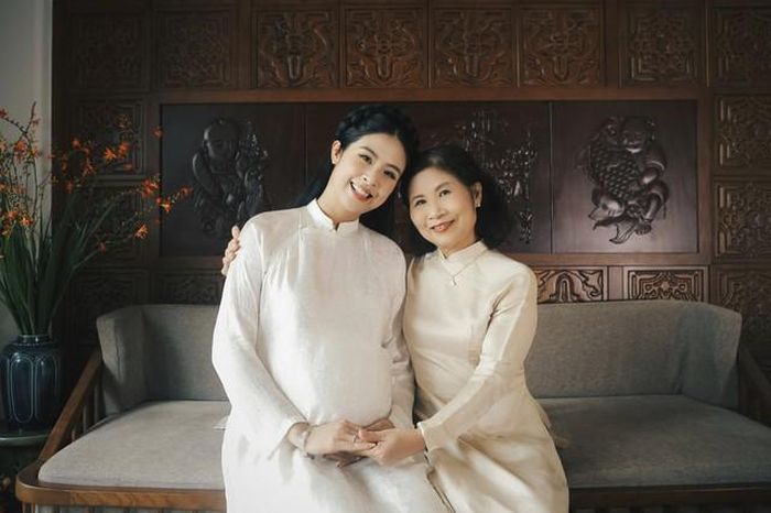 Không chỉ quan tâm chuyện học hành, mẹ của Hoa hậu Việt Nam 2010 còn đặc biệt chú trọng việc dạy con cách đối nhân xử thế. Bà thường nhắc con gái phải biết sống khiêm nhường, lễ phép và giữ gìn hình ảnh cá nhân. Có lẽ vì vậy mà dù bước chân vào showbiz từ khá sớm, Ngọc Hân vẫn giữ được phong thái nhẹ nhàng, không chạy theo những ồn ào của giới giải trí.