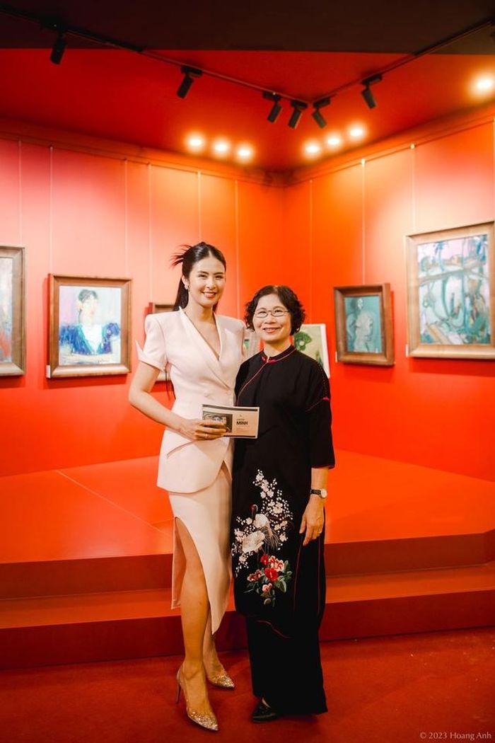 Ở tuổi trưởng thành, Ngọc Hân vẫn duy trì thói quen dành thời gian cho gia đình, nhất là trong những dịp quan trọng. Nàng hậu nhiều lần đưa mẹ tham dự các sự kiện lớn, đồng thời thường xuyên chia sẻ hình ảnh sum họp giản dị trên mạng xã hội. Những khoảnh khắc đời thường ấy cho thấy nền tảng gia đình vẫn là giá trị được cô ưu tiên hàng đầu.