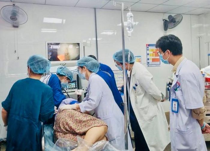 Các bác sĩ liên chuyên khoa của Khoa Tai – Mũi – Họng, Ngoại Tổng hợp, Ngoại Lồng ngực, Gây mê, Chẩn đoán hình ảnh, Nội Tiêu hóa tiến hành hội chẩn, hỗ trợ xử lý tình trạng nguy hiểm của bệnh nhân.