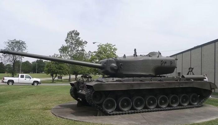 Giáp trước thân và tháp pháo dày, được thiết kế để chống lại đạn pháo cỡ lớn. Tuy nhiên, việc tăng giáp cũng khiến trọng lượng xe tăng cao, ảnh hưởng đến khả năng cơ động.