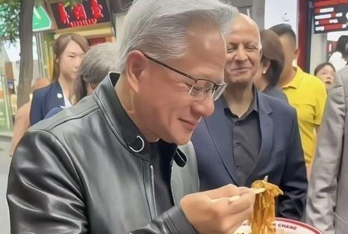CEO Nvidia Jensen Huang ăn mì tương đậu trước cửa nhà hàng ở Bắc Kinh, Trung Quốc, ngày 15/5. Ảnh: Weibo.