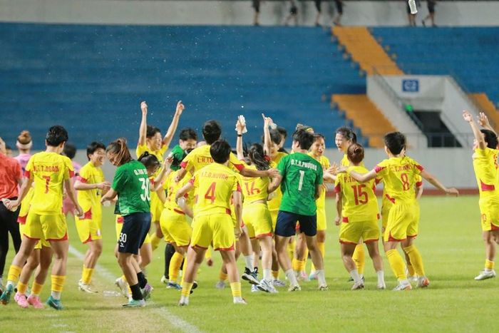Niềm vui của các cô gái TP.HCM sau khi bảo vệ thành công chức vô địch