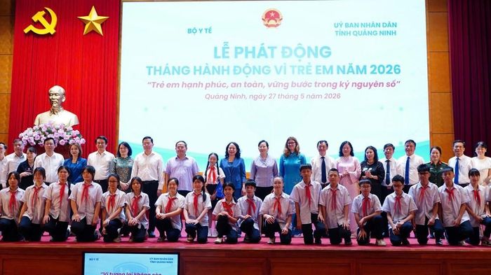 Các đại biểu chụp ảnh lưu niệm cùng trẻ em