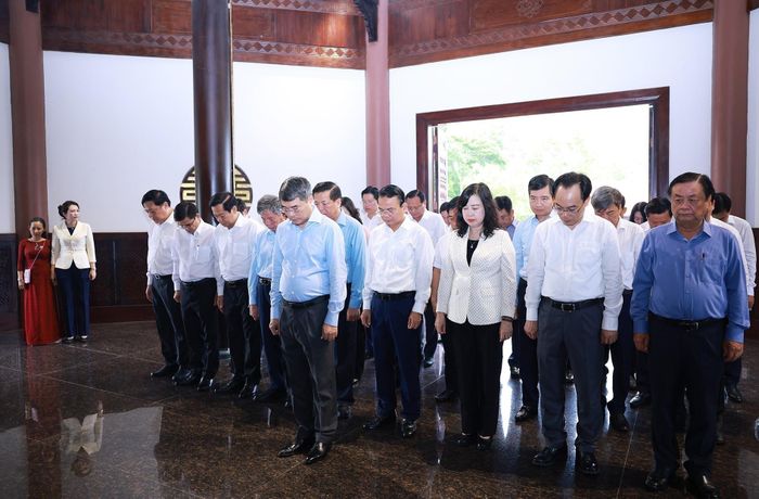 Thủ tướng Lê Minh Hưng tưởng nhớ cụ Phó bảng Nguyễn Sinh Sắc, thân sinh của Chủ tịch Hồ Chí Minh. Ảnh: Dương Giang – TTXVN