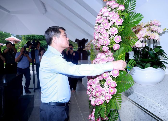 Thủ tướng Lê Minh Hưng dâng hương, hoa tại Khu di tích Nguyễn Sinh Sắc (phường Cao Lãnh, tỉnh Đồng Tháp). Ảnh: Dương Giang – TTXVN