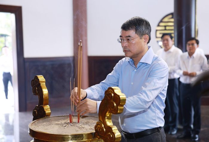 Thủ tướng Lê Minh Hưng dâng hương, hoa tại Khu di tích Nguyễn Sinh Sắc (phường Cao Lãnh, tỉnh Đồng Tháp). Ảnh: Dương Giang – TTXVN