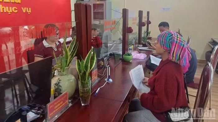 Người dân giải quyết thủ tục hành chính tại Trung tâm phục vụ hành chính công xã Hà Quảng, tỉnh Cao Bằng.