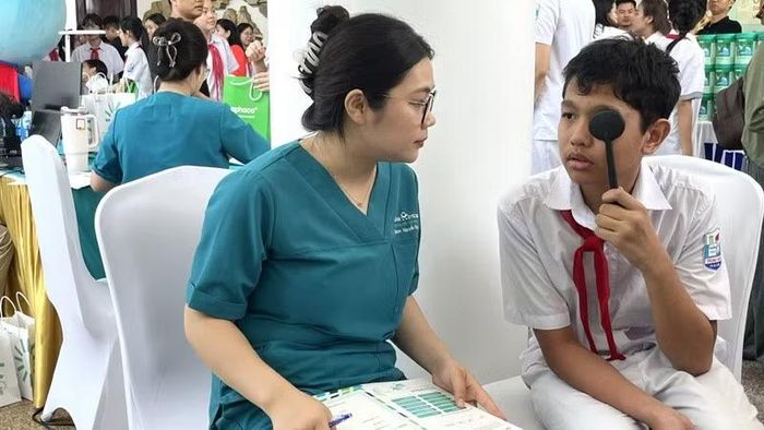 Khám mắt miễn phí cho các em học sinh trên địa bàn tỉnh Quảng Ninh tại lễ phát động.