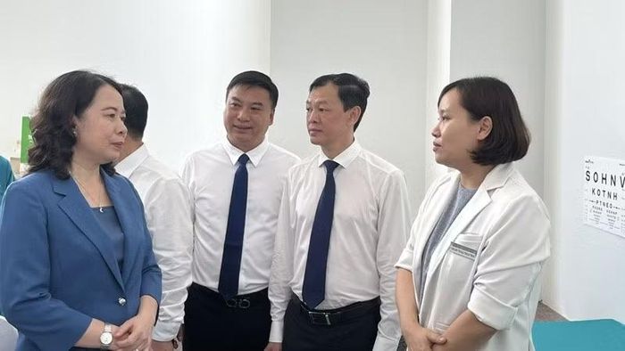 Phó Chủ tịch nước Võ Thị Ánh Xuân trao đổi với các đại biểu tại lễ phát động.