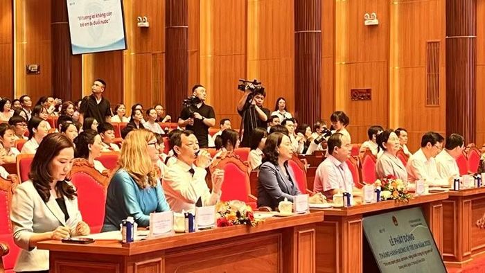 Các đại biểu trong và ngoài nước tham dự lễ phát động.