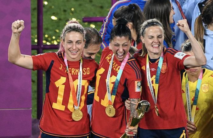 Alexia Putellas cùng chiếc cúp vô địch World Cup 2023