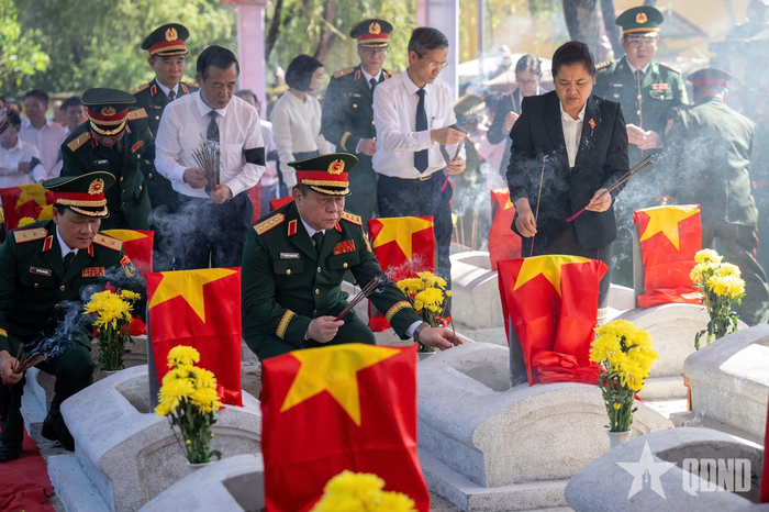  Đại tướng Nguyễn Trọng Nghĩa thắp hương tri ân liệt sĩ. 