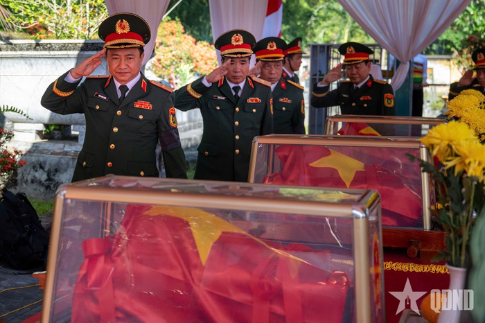 Đại biểu Bộ tư lệnh Quân khu 4 tại buổi lễ.