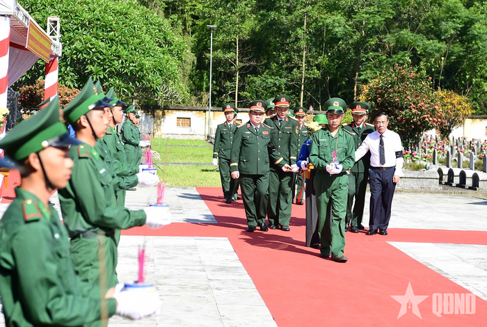 Đưa liệt sĩ về nơi an nghỉ cuối cùng.