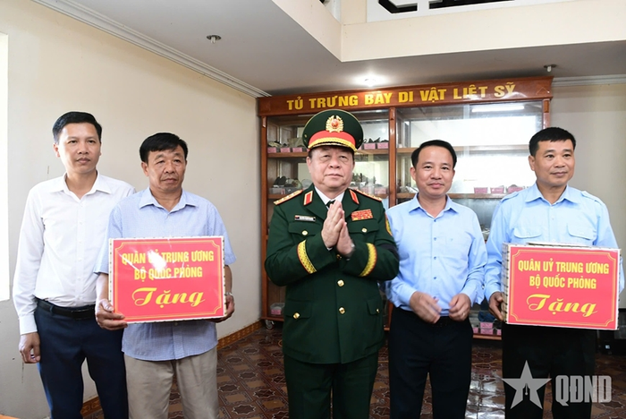  Đại tướng Nguyễn Trọng Nghĩa tặng quà động viên Đội quy tập Bộ CHQS tỉnh Thanh Hóa và Ban quản lý Nghĩa trang liệt sĩ Quốc tế Đồng Tâm.