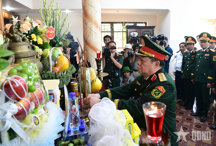  Đại tướng Nguyễn Trọng Nghĩa dâng hương tại Nhà thờ Bác Hồ (trong Nghĩa trang Liệt sĩ Quốc tế Đồng Tâm). 