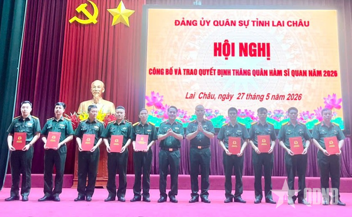 Trao quyết định thăng quân hàm sĩ quan năm 2026.