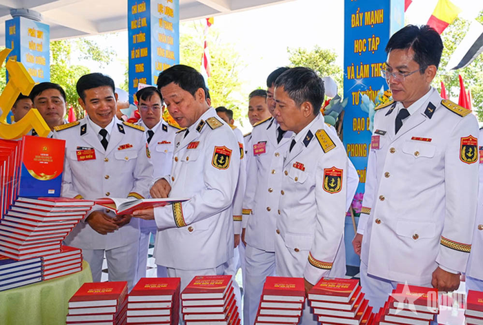Tham quan trưng bày tại Đại hội Đảng bộ Hải đoàn 129. 