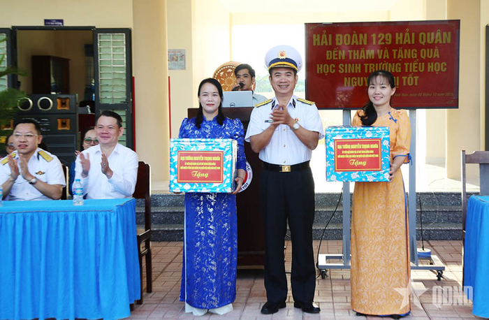  Lãnh đạo Hải đoàn 129 tặng quà giáo viên, học sinh tại Đồng Tháp. 