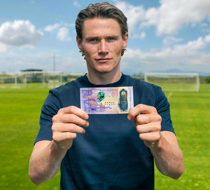 Cầu thủ người Scotland Scott McTominay cùng tờ tiền kỷ niệm in cú sút tuyệt đẹp của mình. Ảnh: Instagram/bankofscotland
