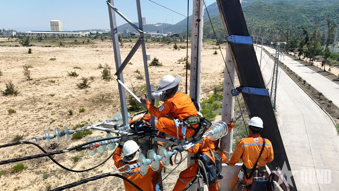 Cán bộ, nhân viên các đơn vị thuộc Tổng công ty Điện lực miền Trung kiểm tra, bảo dưỡng, ngăn ngừa sự cố lưới điện dưới thời tiết nắng nóng.